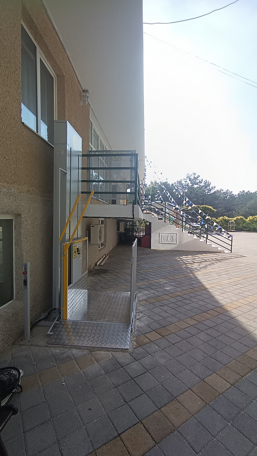 В Анапе, по адресу Пионерский проспект, 100, успешно завершен монтаж подъемной платформы ВПМ-01